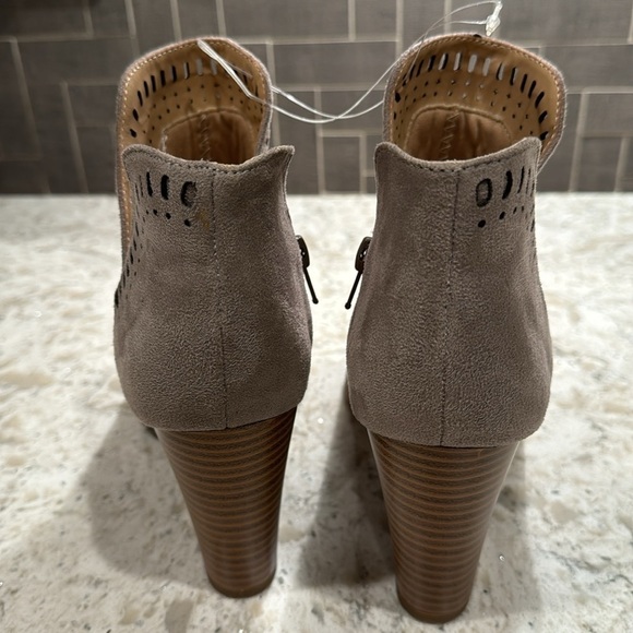 NEW~TAUPE~LASER CUT TRIM~V-CUT SIDES~3 1/2” STACKED HEELS~ CUSHIONED FOOTBED~BR - Picture 9 of 13